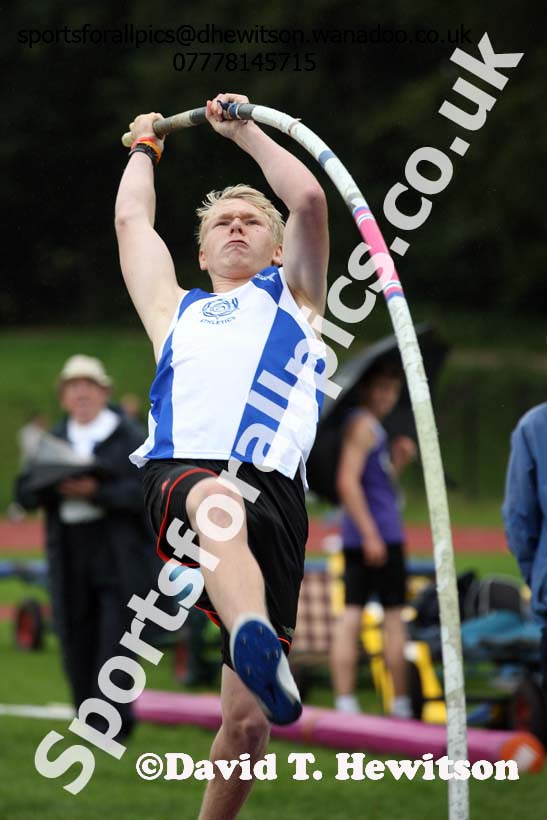 Mens pole vault Northern Inter-Counties under-17s and 15s at Witton Park, Blackburn. Photo: David T. Hewitson/Sports for All Pics